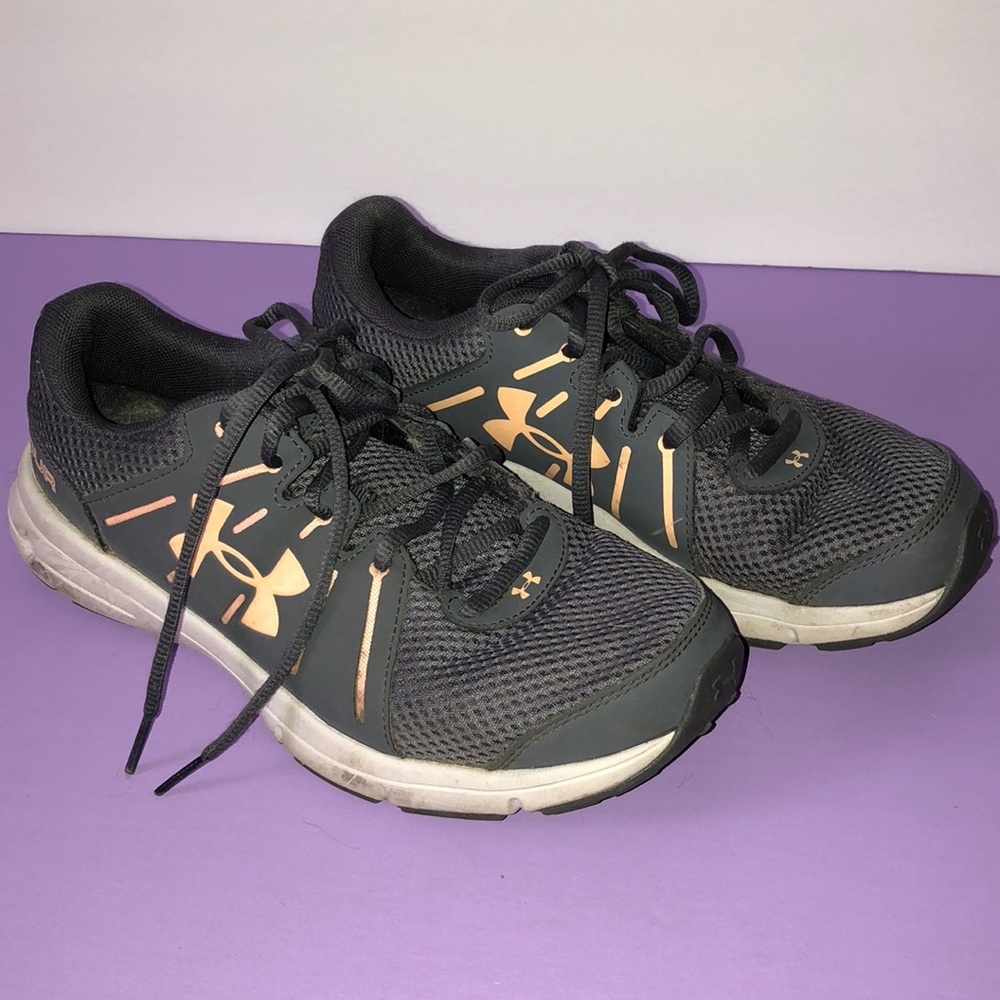 UNDER ARMOUR Sneakers. Size 7.  Grey and peach.